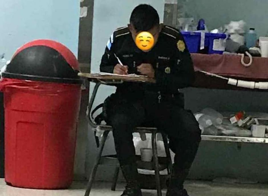 El agente aprovechó unos minutos para sacar su cuaderno, hacer su tarea y repasar para su clase de este fin de semana. (Foto: Kathy Mv)