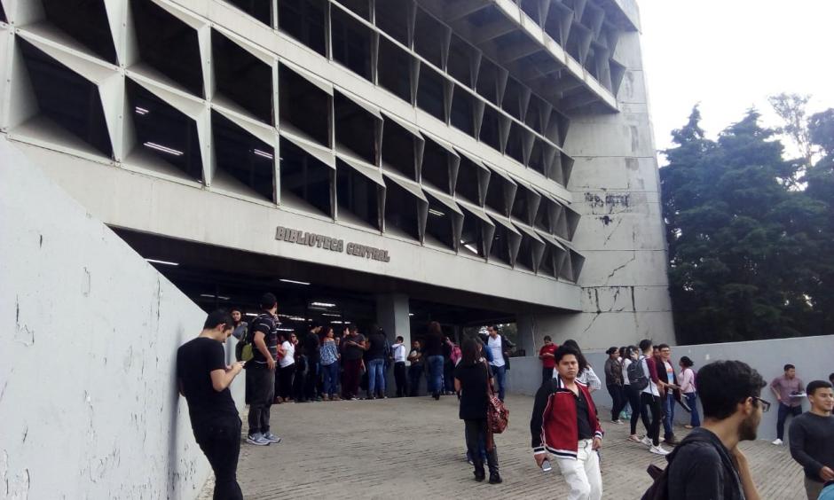 Estudiantes de la USAC salen del edificio&nbsp;de la Bibioteca Central por fuerte temblor. (Foto: Soy502)