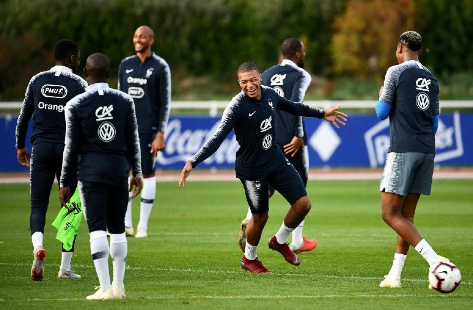 Kylian Mbappé se disfruta en el entrenamiento de la selección de Francia. (Foto: AFP)