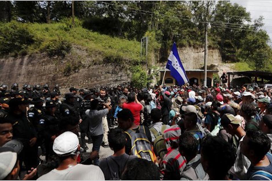 Los hondureños fueron detenidos durante horas en la frontera entre Honduras y Guatemala este lunes. (Foto: HCH.TV)