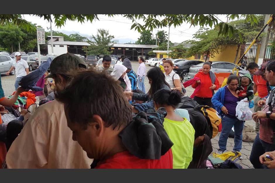 Un grupo más reducido llegó a Chiquimula, donde recibió comida y víveres. (Foto: Gráfico Oriente)&nbsp;