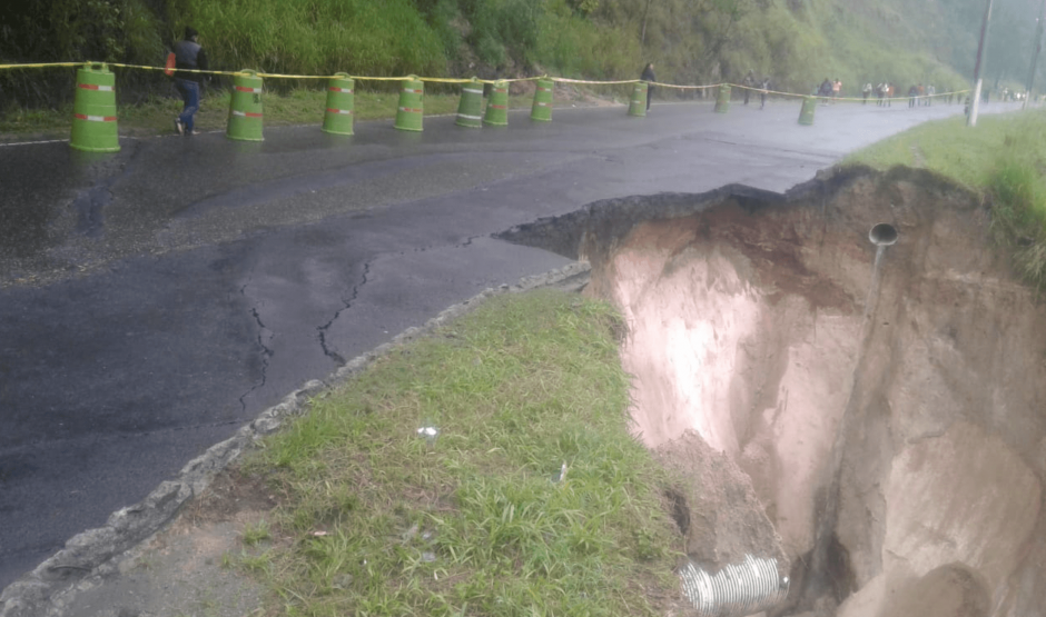 Personal de la Municipalidad de Mixco grababa cuando de pronto el suelo colapsó. (Foto: Twitter/@SantosDalia)&nbsp;