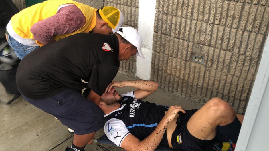 El futbolista guatemalteco debió de esperar la ambulancia de bomberos voluntarios para que lo trasladara a un hospital. (Foto: Luis Barrios/Soy502)