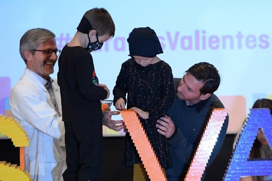 Messi participó en la&nbsp;colocación de la primera piedra del SDJ Pediatric Cancer Center de Barcelona. (Foto: AFP)