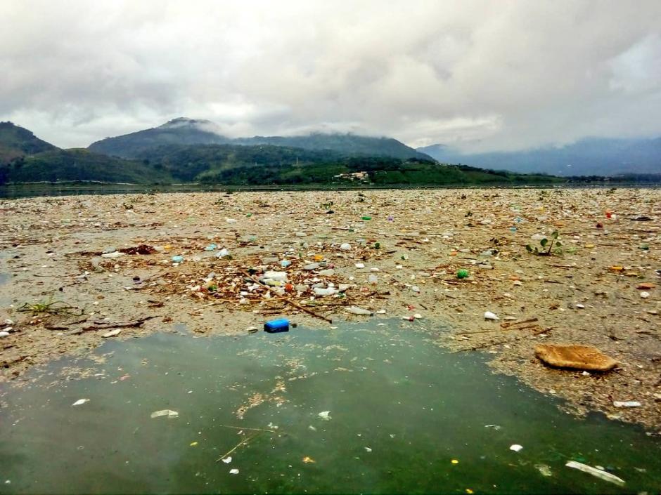 Las lluvias arrastraron toneladas de basura al Lago de Amatitlán. (Foto: AMSA)