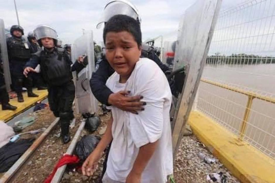 El pequeño migrante fue víctima de los gases lacrimógenos que lanzaron policías mexicanos en la frontera con Guatemala. (Foto: Facebook/NotiBomba)
