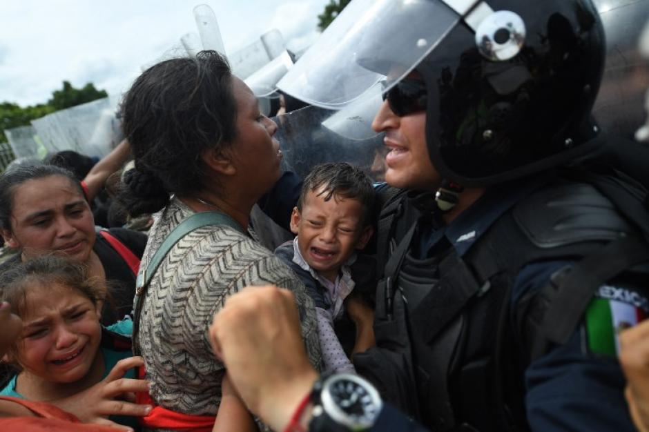 La situación de agentes contra migrantes también se registró en la frontera de México. (Foto: AFP)&nbsp;