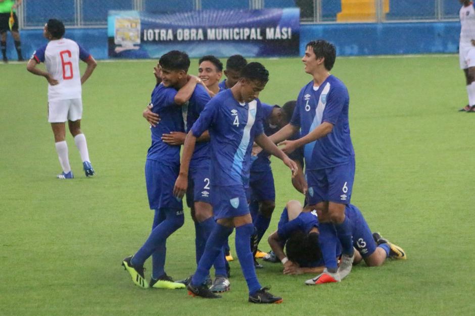 El festejo de la victoria de Guatemala en el Torneo Centroamericano Sub-16. (Foto: Fedefut)