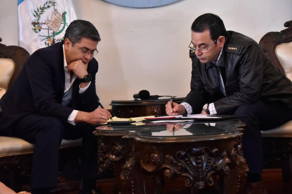 El presidente Jimmy Morales lució una chaqueta de cuero con las insignias de general del ejército. (Foto: Secretaría de Comunicación Social de la Presidencia).&nbsp;