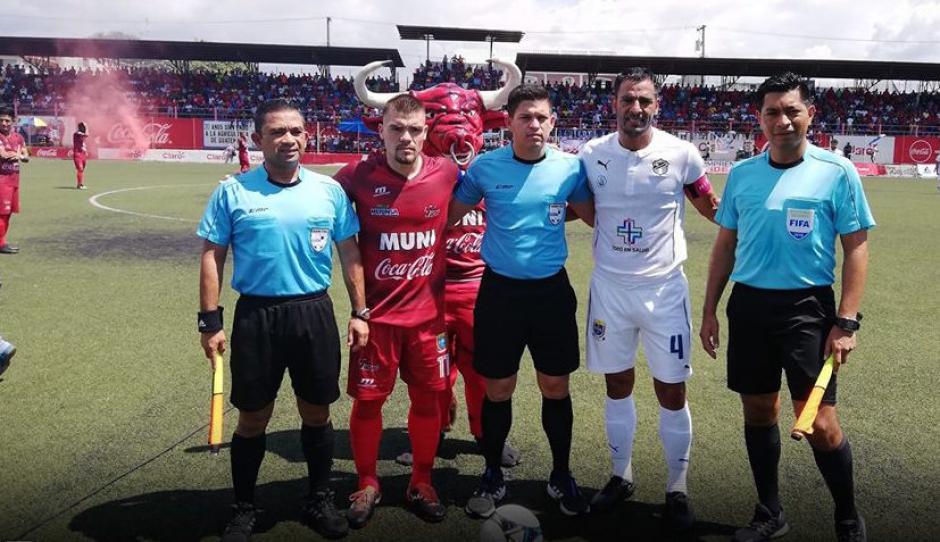 Edward Santeliz (Malacateco) y Michael Umaña (Comunicaciones FC) fueron los capitanes del partido. (Foto: Malacateco)