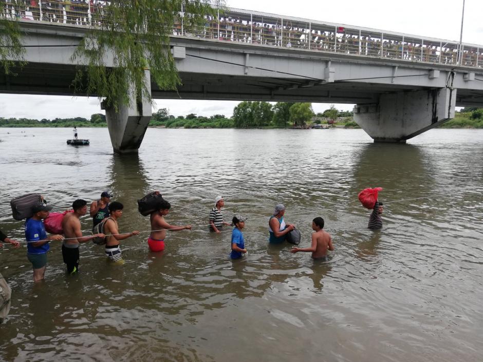 Miles de inmigrantes hondureños siguen persistentes en cruzar la frontera de Guatemala hacia México como paso para su destino final Estados Unidos. (Foto: El País)&nbsp;