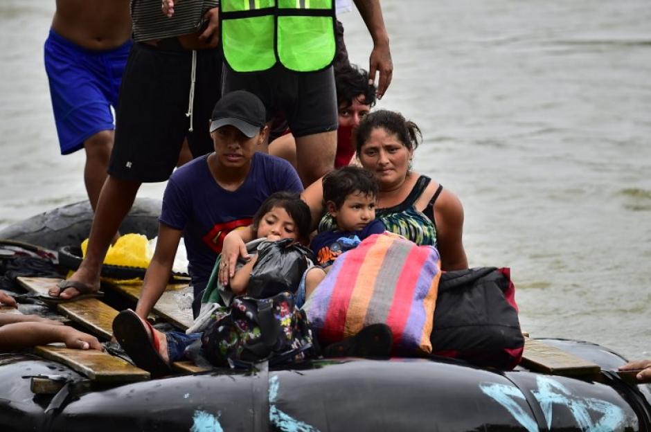 Rosalin Guillermo dejó todo atrás y ya camina con caravana hacia Estados Unidos. (Foto: AFP)&nbsp;