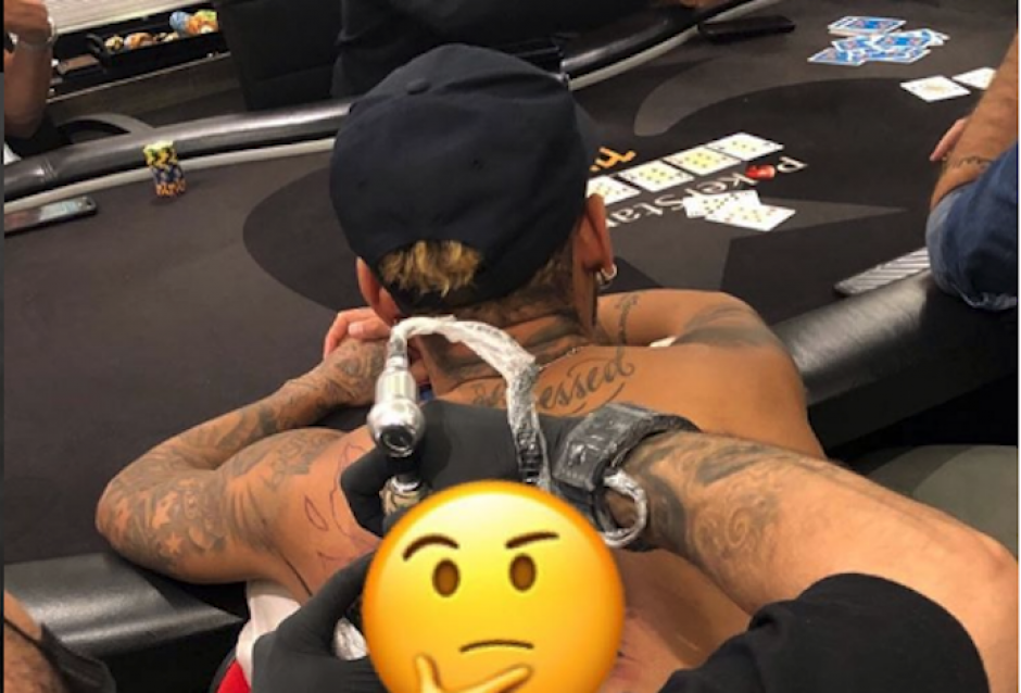 El futbolista brasileño Neymar Jr. durante el proceso de inyección de tinta en su cuerpo. (Foto: Instagram)