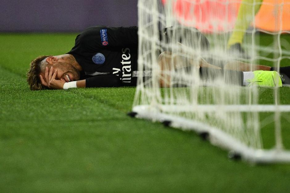 Neymar Jr. salió del campo y tuvo que ser atendido por el cuerpo médico debido a la patada de Cavani. (Foto: AFP)