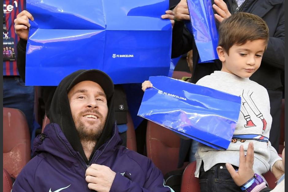 Lionel Messi observó el clásico junto a su hijo en la tribuna del Camp Nou. (Foto: AFP)
