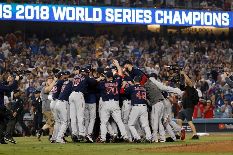 Los Red Sox ganaron y festejaron la Serie Mundial en el Dodgers Stadium. (Foto: AFP)