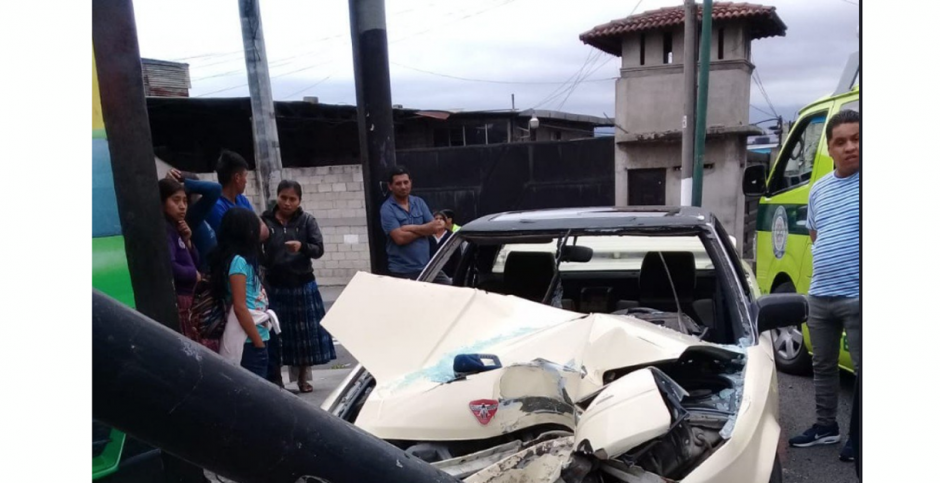 En el fuerte accidente resultaron dos personas heridas. (Foto: Amilcar Montejo/Twitter)&nbsp;