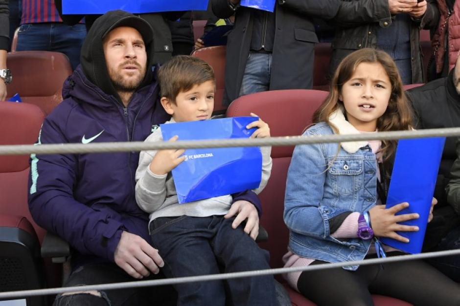 Messi disfrutó del clásico español en compañía de Thiago y de la hija de Luis Suárez. (Foto: AFP) &nbsp;