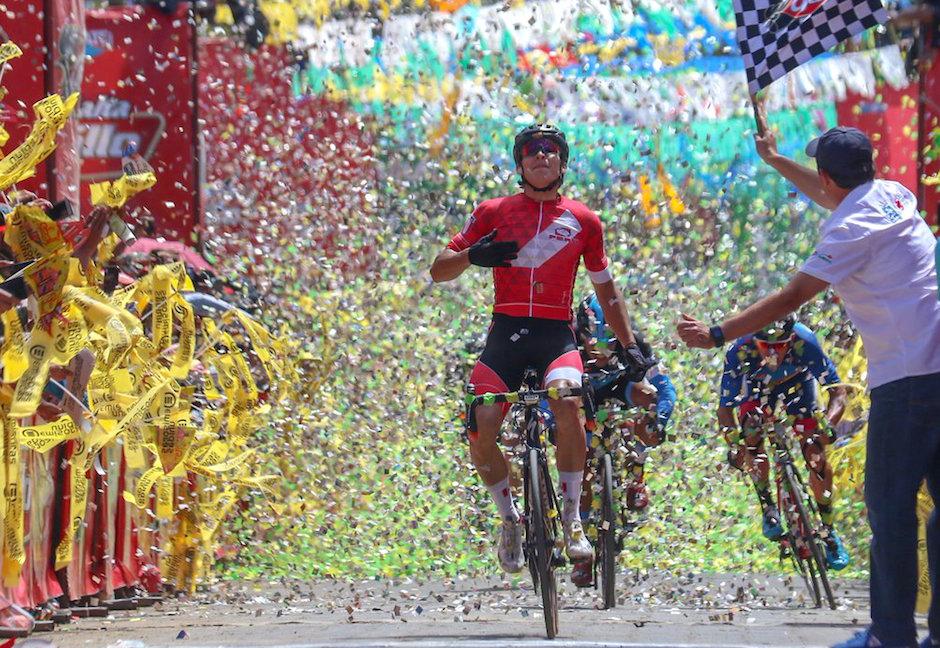 Alonso Gamero festeja su triunfo en la penúltima etapa de la Vuelta a Guatemala. (Foto: CDAG)