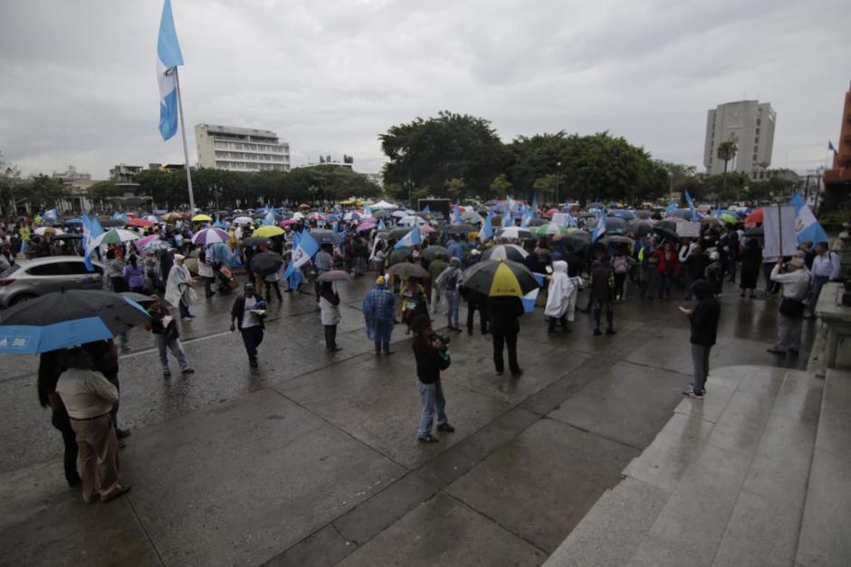 La lluvia se hizo presente durante la manifestación. (Foto: Alejandro Balán/Soy502)