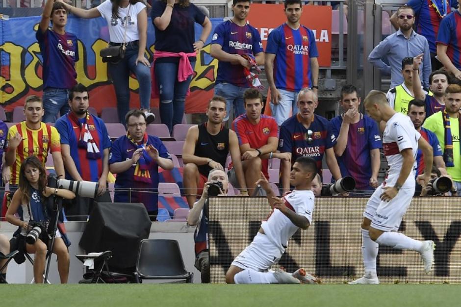 Hernández festeja la anotación ante la mirada de los aficionados del Barcelona. (Foto: AFP)