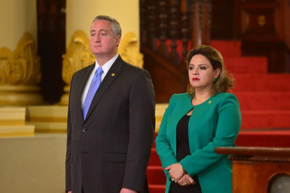 Sandra Jovel y Enrique Degenhart acompañaron al Presidente durante su más reciente conferencia en el Palacio Nacional. (Foto: Jesús Alfonso/Soy502)