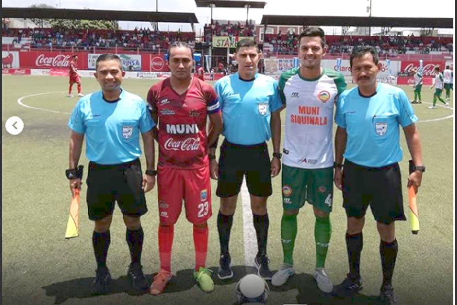 Los capitanes y los árbitros para el partido de Malacateco y Siquinalá. (Foto: Deportivo Malacateco)