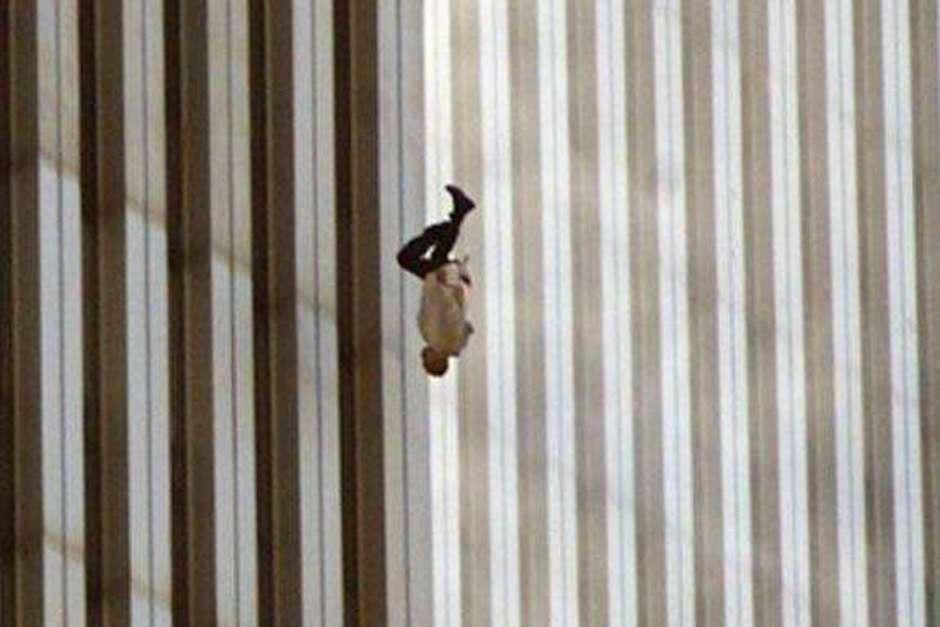 La imagen del "Hombre cayendo" es una de las más icónicas del ataque terrorista del que fue víctima Estados Unidos en 2001. (Imagen: captura de pantalla)