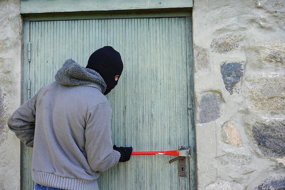 Por más que lo intentaron, los delincuentes no pudieron robarse la televisión que estaba sujetada a la pared. (Foto: Pixabay)