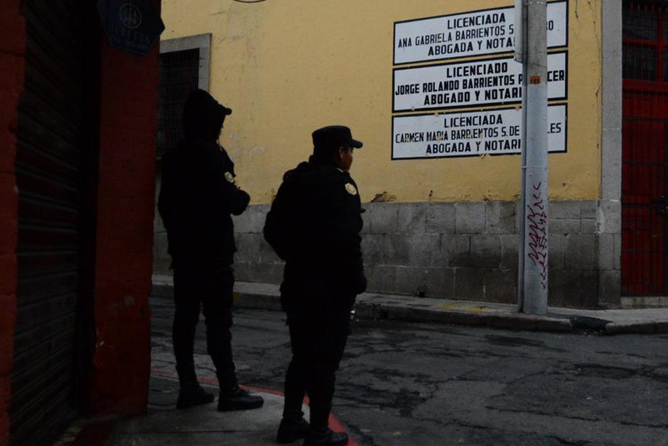 La PNC y el MP realizan 29 allanamientos en Quetzaltenango. En la imagen, las autoridades allanan las oficinas del exalcalde "Mito" Barrientos. (Foto: Stereo100)&nbsp;