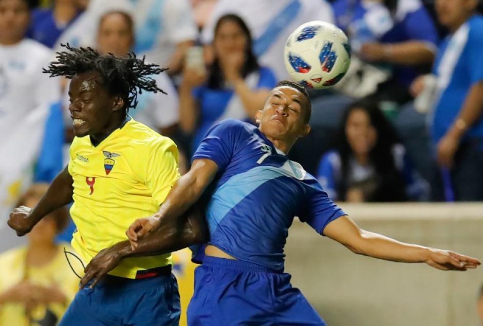 Marvin Ceballos en plena disputa del balón en el juego de Guatemala ante Ecuador. (Foto: AFP)