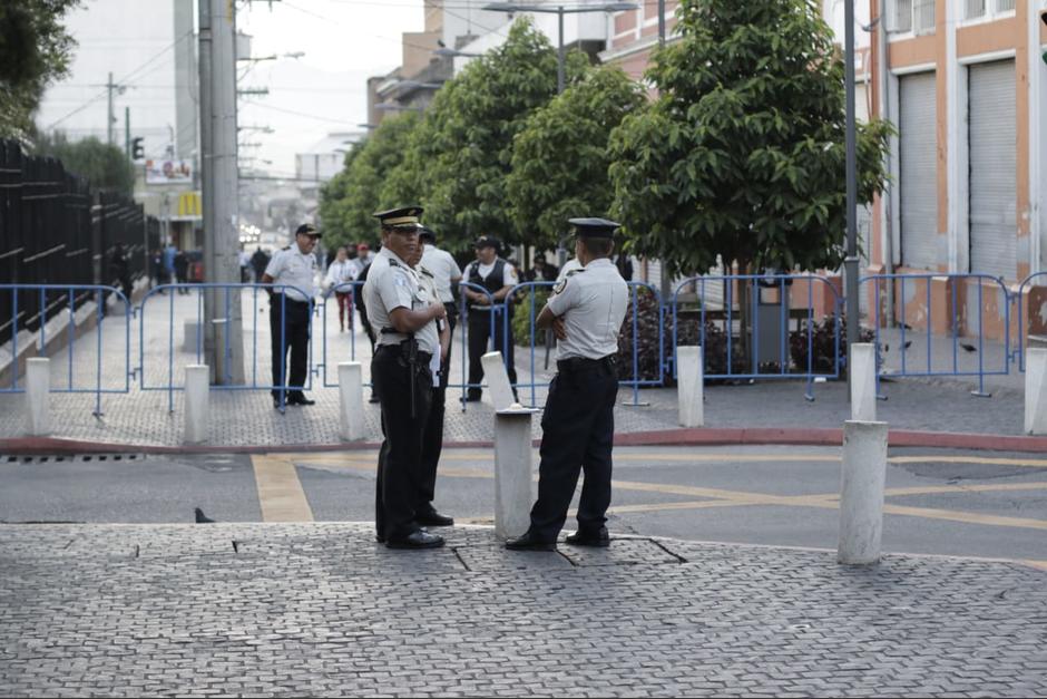 Los Policías se hacen los cierres varias cuadras antes del Congreso. (Foto: Alejandro Balan/Soy502) 