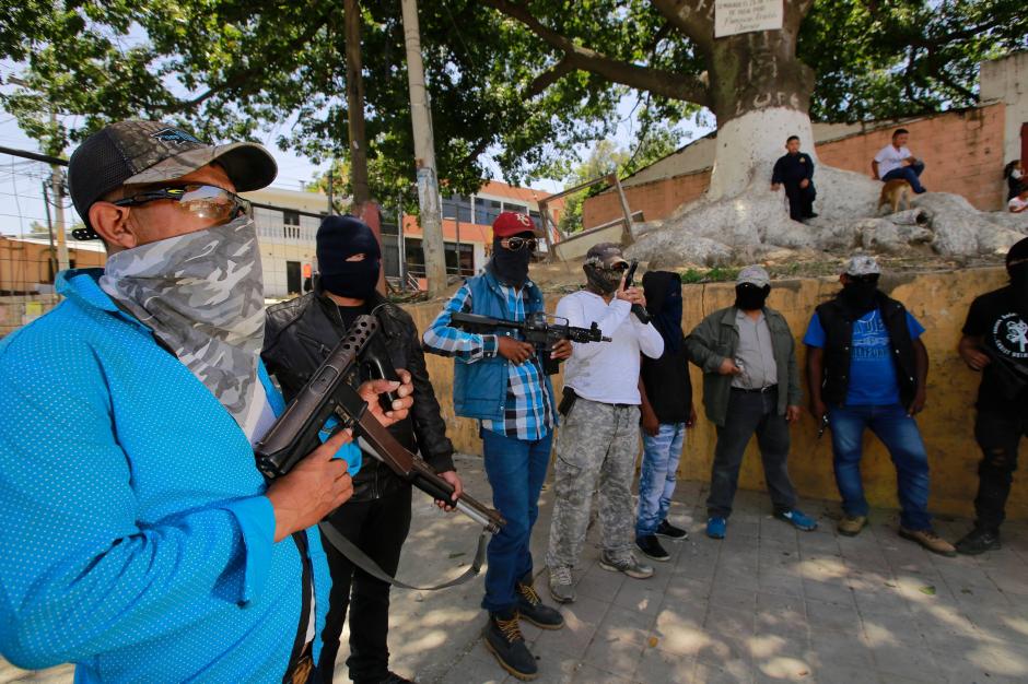 Ciudadanos de Bárcenas patrullan las calles de Bárcenas, Villa Nueva con armas de grueso calibre. (Foto: Nuestro Diario)