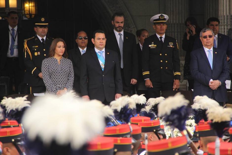 Cuando eran las 6:30 de la tarde, Jimmy Morales dio un discurso frente al Palacio Nacional. (Foto: Fredy Hernández/Soy502)