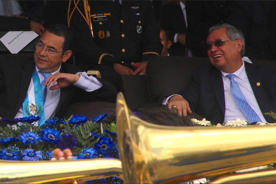 Jimmy Morales y Jafeth Cabrera durante el desfile de independencia. (Foto: Fredy Hernández/Soy502)