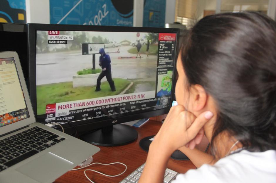 El reportero de "The Weather Channel" fue duramente criticado en redes por "fingir" su lucha contra el viento del Huracán Florence (Foto:Soy502)