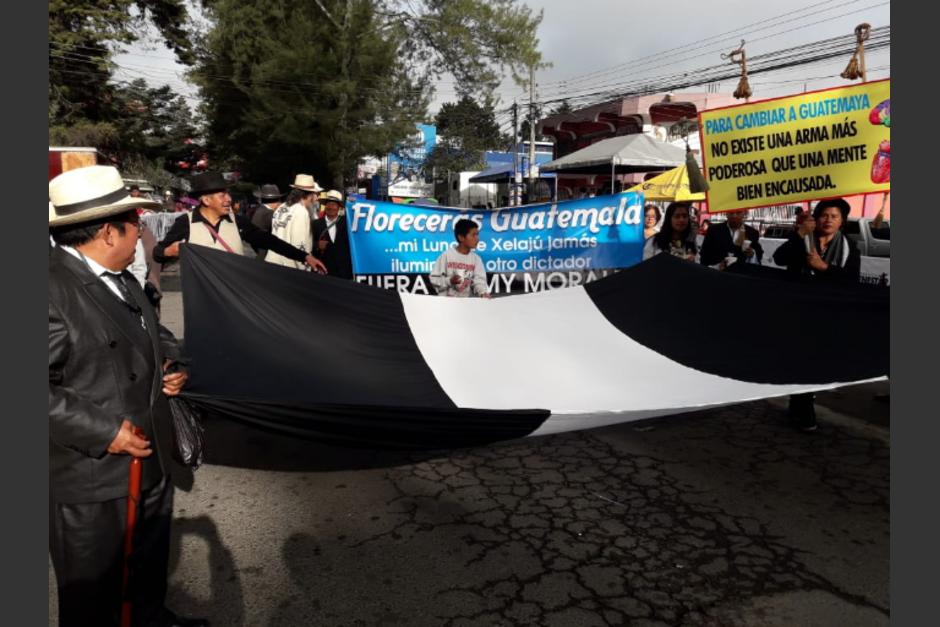 Pobladores de Quetzaltenango participaron en los desfiles de Independencia, pero para manifestar su rechazo a Jimmy Morales. (Foto: Stereo100)