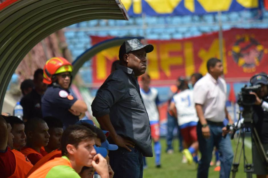 El entrenador tico vive una crisis al frente de Municipal. (Foto: Rudy Martínez/Soy502)