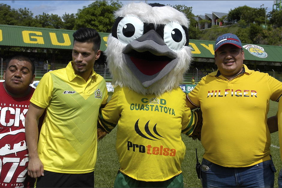 Stefano Cincotta posa con la mascota del equipo y con el presidente Léster Rodríguez. (Foto: Cortesía)