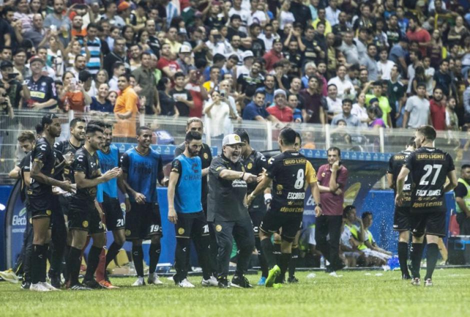 Diego Maradona debutó con goleada con Dorados de Sinalo. (Foto: AFP)