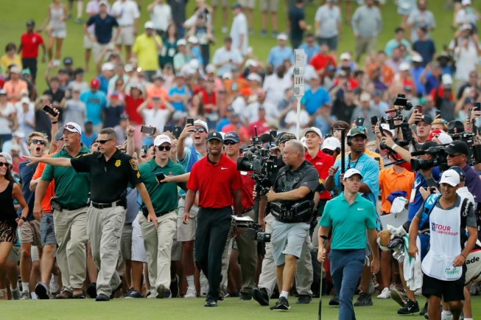 Una incalculable cantidad de personas acompañó a Tiger Woods en su triunfo. (Foto: AFP)