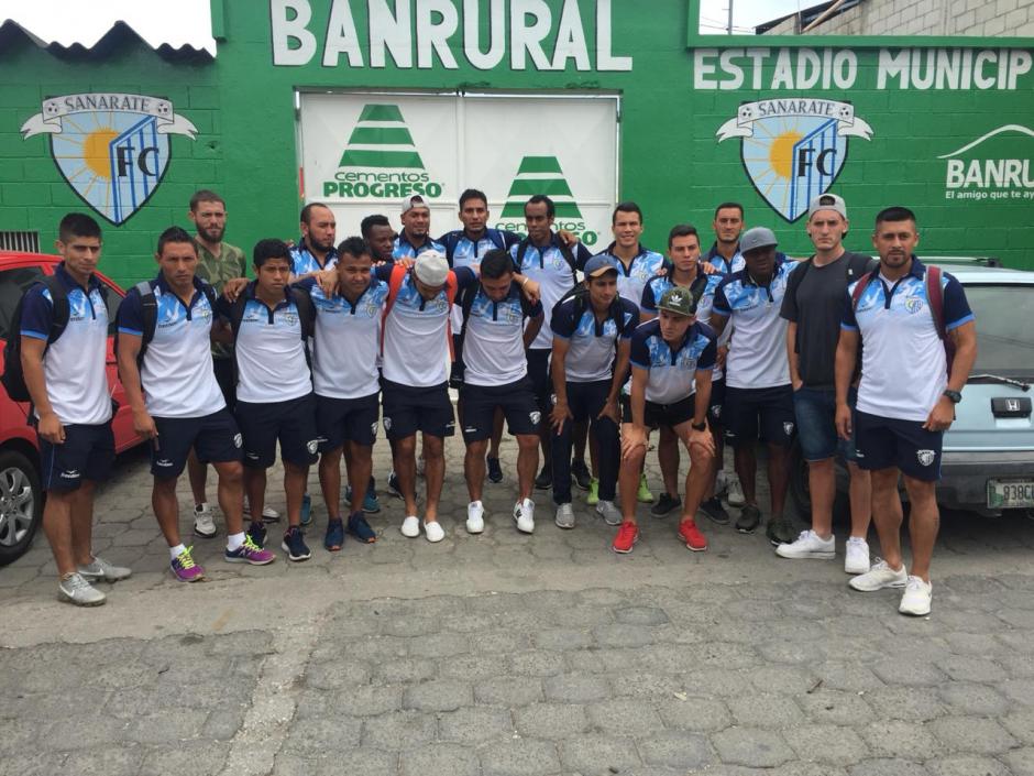 El plantel mayor de Sanarate FC en las afueras del Estadio Municipal. (Foto: Cortesía)