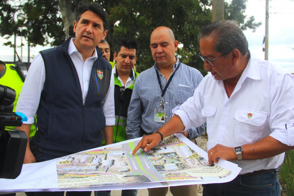 Las autoridades municipales supervisaron el área donde se hará la obra. (Foto: Fredy Hernández/Soy502)