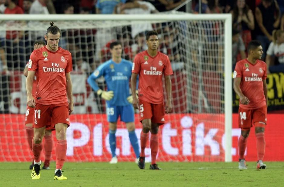Los jugadores del Real Madrid lucen mal, luego de caer derrotados ante el Sevilla. (Foto: AFP)