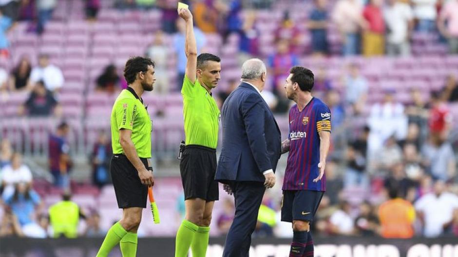 Lionel Messi discutió airadamente al árbitro al finalizar el partido frente al Bilbao y se fue amonestado. (Foto: AFP)
