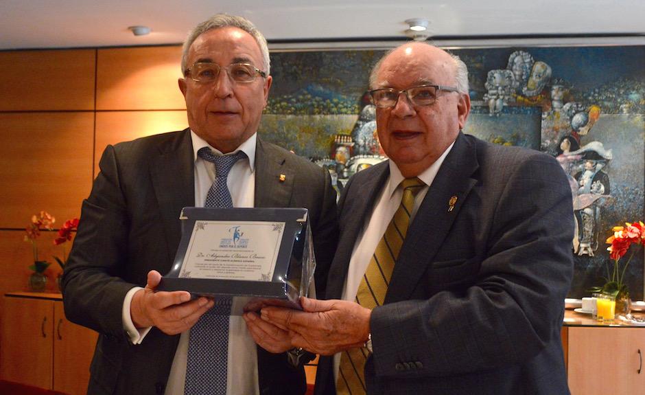 Diego Pulido, presidente de la Fundación Olímpica Guatemalteca, entrega un reconocimiento a Alejandro Blanco. (Foto: Rudy Martínez/Soy502)