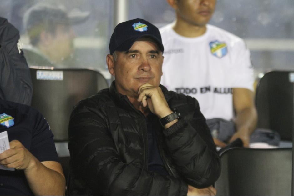 Willy Olivera, entrenador de Comunicaciones, permanecerá en el plantel pese al pedido de la afición de que lo retiraran. (Foto: Archivo/Soy502)