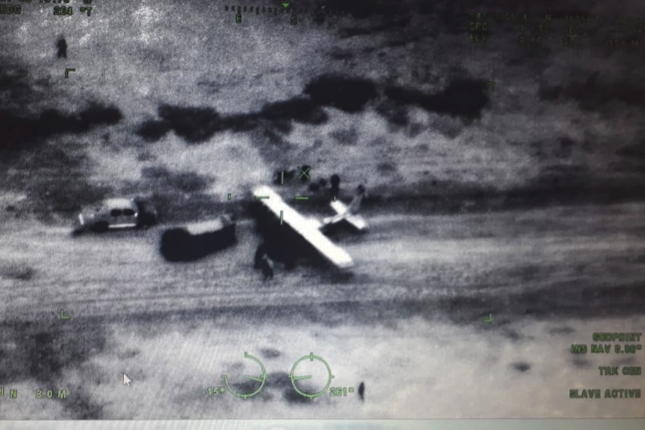 Esta es una imagen de la avioneta que posiblemente portaba la droga. Fue incinerada por la población. (Foto: Ejército)