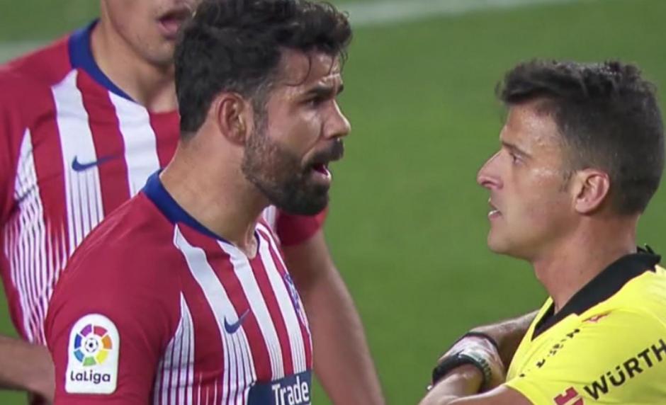 Diego Costa al momento de encarar al árbitro Gil Manzano. (Foto: Captura de video)