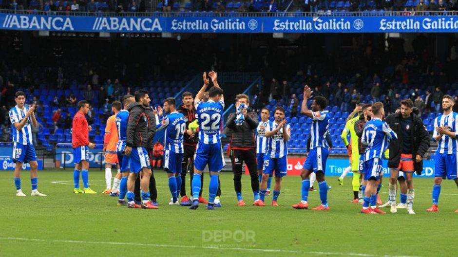 Los jugadores del Deportivo La Coruña saludan a su afición. (Foto: Depor)